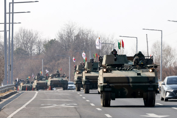 10일 오전 경기도 파주시 접경지역에서 실시된 제병협동 장거리 기동훈련에서 육군 2기갑여단 K200A1 장갑차가 줄지어 기동하고 있다. 2026.3.10  연합뉴스