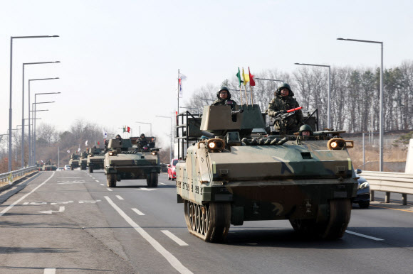 10일 오전 경기도 파주시 접경지역에서 실시된 제병협동 장거리 기동훈련에서 육군 2기갑여단 K200A1 장갑차가 줄지어 기동하고 있다. 2026.3.10  연합뉴스