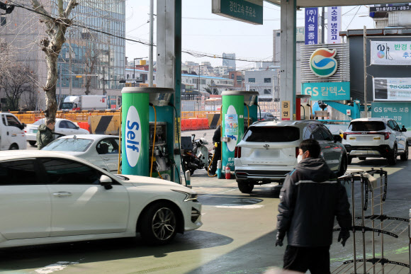주변 시세보다 저렴한 주유소에 몰린 차량들