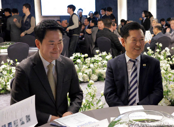 더불어민주당 정청래 대표(오른쪽)와 국민의힘 장동혁 대표가 10일 서울 여의도 한국노총에서 열린 한국노총 창립 80주년 기념식에 참석해 있다. 2026.3.10  공동취재