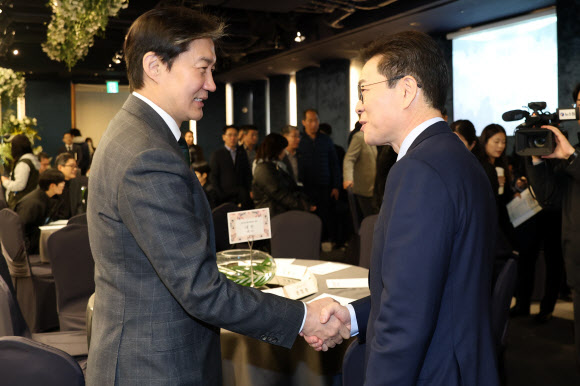 조국혁신당 조국 대표와 더불어민주당 서울시장 예비후보인 정원오 전 성동구청장이 10일 서울 여의도 한국노총에서 열린 한국노총 창립 80주년 기념식에서 악수하고 있다. 2026.3.10  공동취재