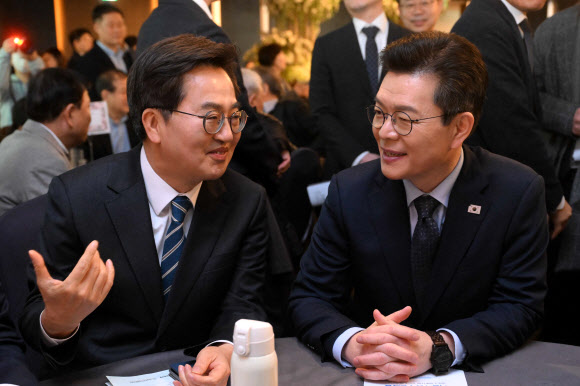 김동연 경기지사와 더불어민주당 서울시장 예비후보인 정원오 전 성동구청장이 10일 서울 여의도 한국노총에서 열린 한국노총 창립 80주년 기념식에서 대화하고 있다. 2026.3.10  공동취재