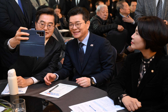 김동연 경기지사(왼쪽부터), 더불어민주당 서울시장 예비후보인 정원오 전 성동구청장, 더불어민주당 한정애 의원이 10일 서울 여의도 한국노총에서 열린 한국노총 창립 80주년 기념식에 참석해 있다. 2026.3.10  공동취재