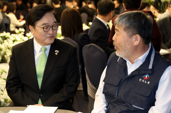 우원식 국회의장(왼쪽)과 김동명 한국노총 위원장이 10일 서울 여의도 한국노총에서 열린 한국노총 창립 80주년 기념식에서 대화하고 있다. 2026.3.10  공동취재