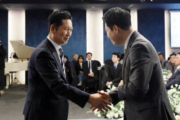 더불어민주당 정청래 대표와 국민의힘 장동혁 대표가 10일 서울 여의도 한국노총에서 열린 한국노총 창립 80주년 기념식에서 악수하고 있다. 2026.3.10  공동취재