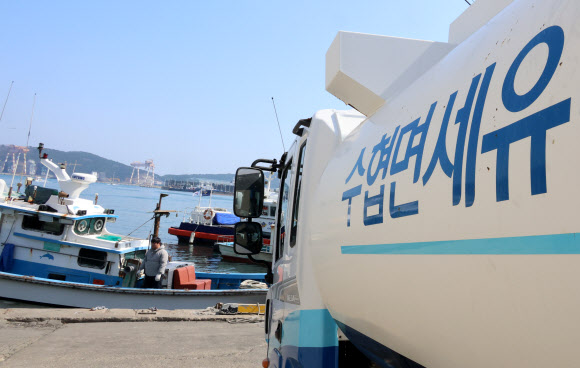 급등하는 유가에 어민 ‘한숨’