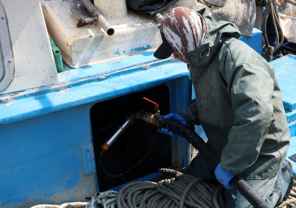 급등하는 유가에 어민 ‘한숨’