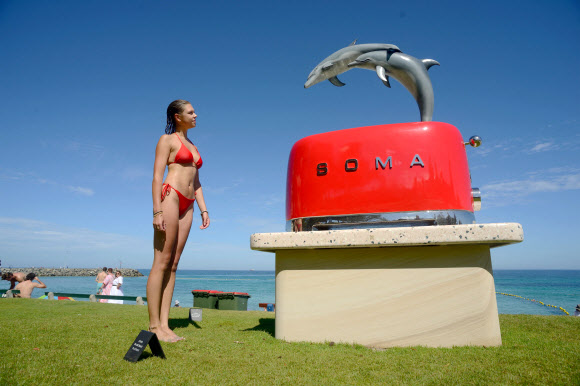 해변 방문객이 9일(현지시간) 호주 퍼스 코테슬로 해변에서 열린 ‘바닷가의 조각’ 전시회에서 드류 맥도날드의 설치 작품 ‘SOMA’를 감상하고 있다. AFP 연합뉴스