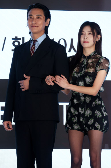 배우 주지훈, 하지원이 10일 서울 구로구 더세인트에서 열린 ENA 드라마 ‘클라이맥스’ 제작발표회에서 포즈를 취하고 있다. 2026.3.10  연합뉴스