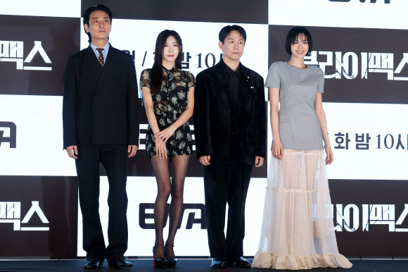 10일 서울 구로구 더세인트에서 열린 ENA 드라마 ‘클라이맥스’ 제작발표회에서 배우들이 포즈를 취하고 있다. 왼쪽부터 주지훈, 하지원, 오정세, 나나. 2026.3.10  연합뉴스