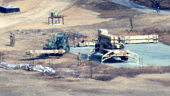 10일 미국 국방부가 한국에 배치된 사드(THAAD·고고도 미사일 방어체계) 중 일부를 중동 지역으로 이동시키고 있다는 보도가 나온 가운데 지난 5일 경북 성주군의 미군 사드 기지에서 발사대 해체 작업이 진행되고 있다. 2026.3.10  연합뉴스