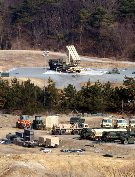 10일 미국 국방부가 한국에 배치된 사드(THAAD·고고도 미사일 방어체계) 중 일부를 중동 지역으로 이동시키고 있다는 보도가 나온 가운데 지난 5일 경북 성주군의 미군 사드 기지에서 발사대가 하늘을 향하고 있다. 2026.3.10  연합뉴스