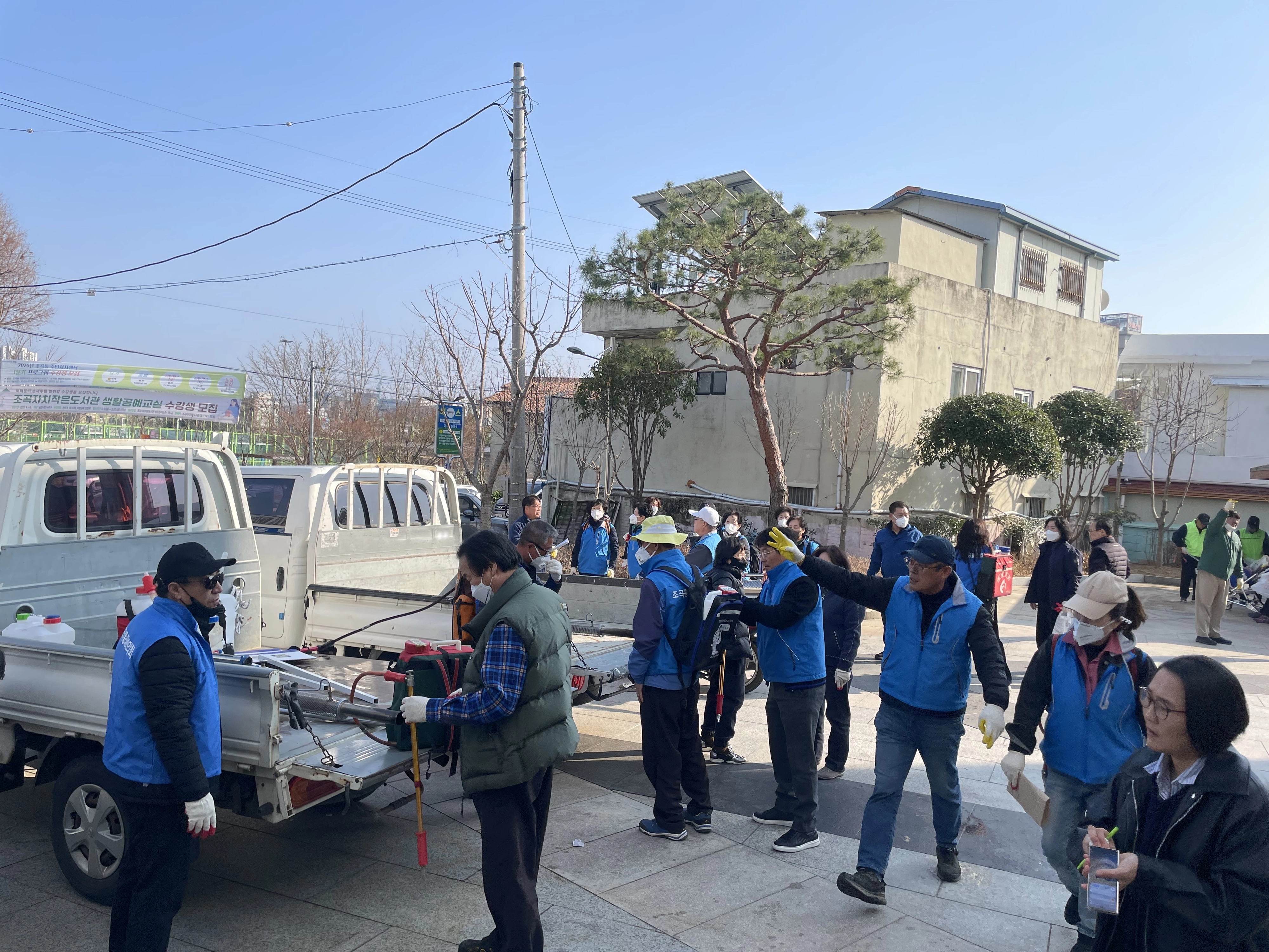 순천 조곡동 주민들이 새봄을 맞아 쓰레기 수거 등 환경 정비 활동을 하고 있다.