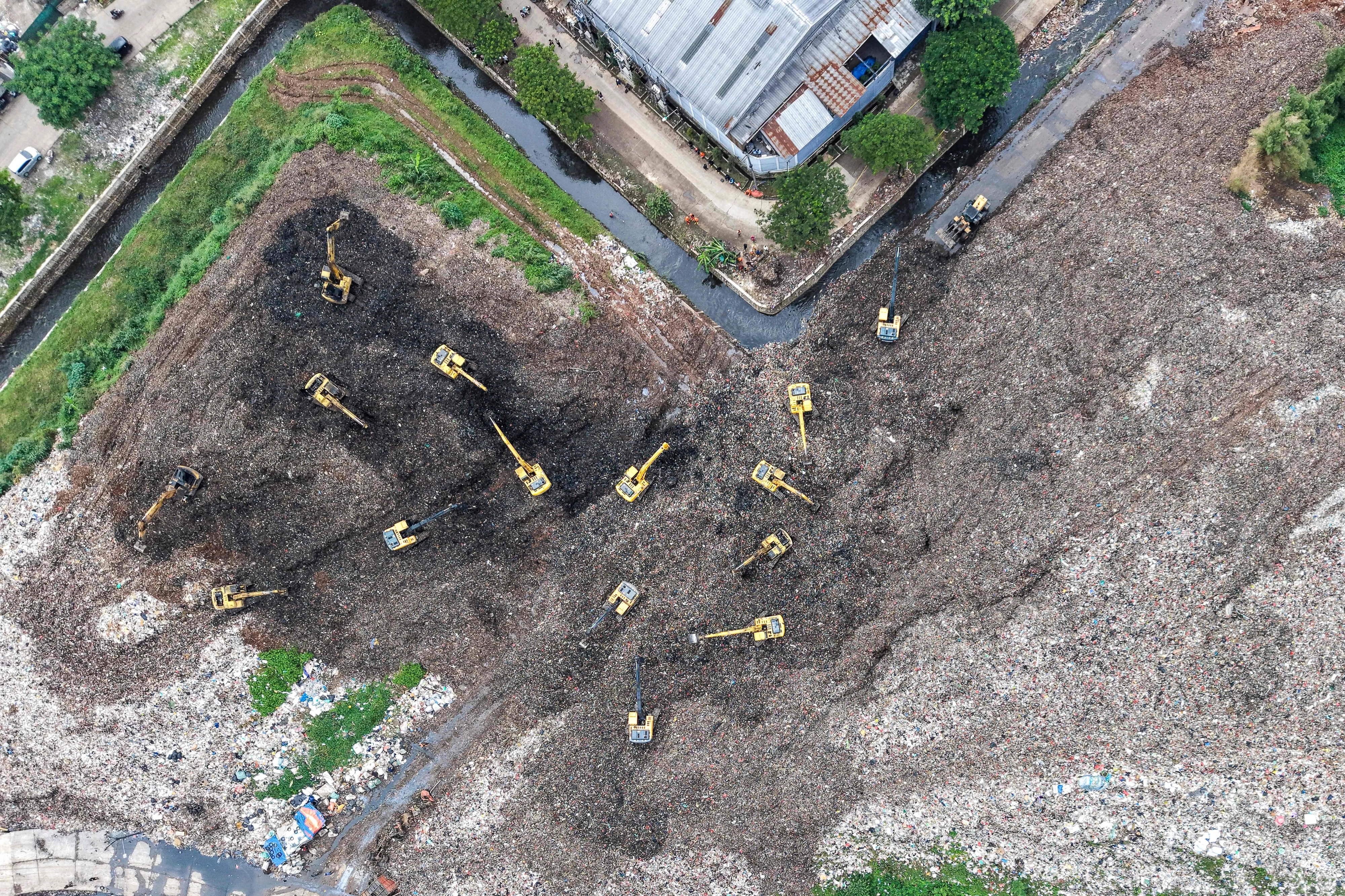 9일(현지시간) 인도네시아 수도 자카르타 외곽도시 브카시에 있는 반타르게방 매립지 4구역에서 쓰레기 더미가 붕괴했다. AFP 연합뉴스