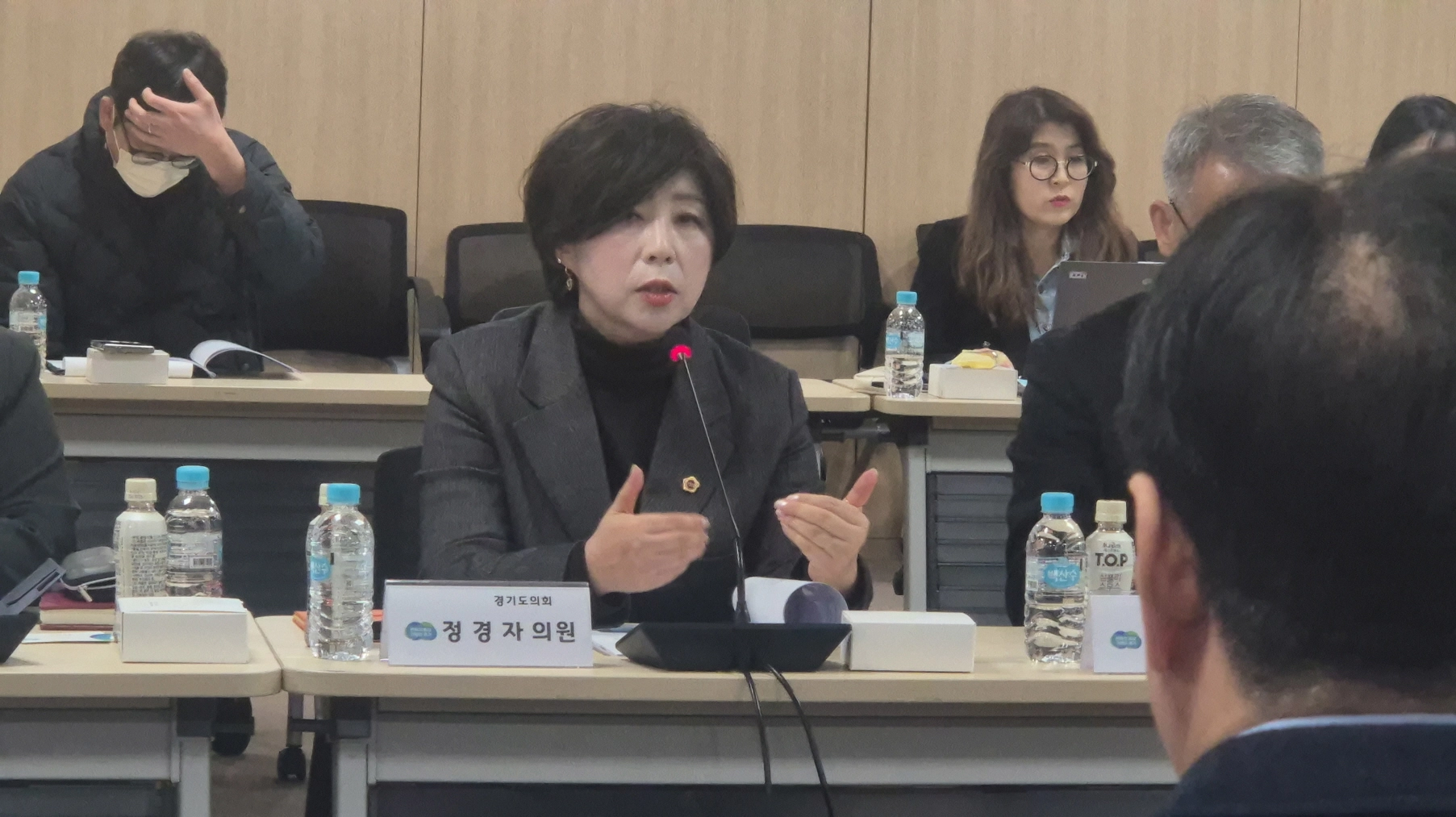 정경자 의원이 11일 경기도의회 중회의실에서 열린 ‘2026년 제1차 경기도 마약류중독 대응 협의회’ 회의에서 관계기관과 경기도 차원의 마약류중독 대응 협력체계 구축 방안을 논의하고 있다.(사진=경기도의회)