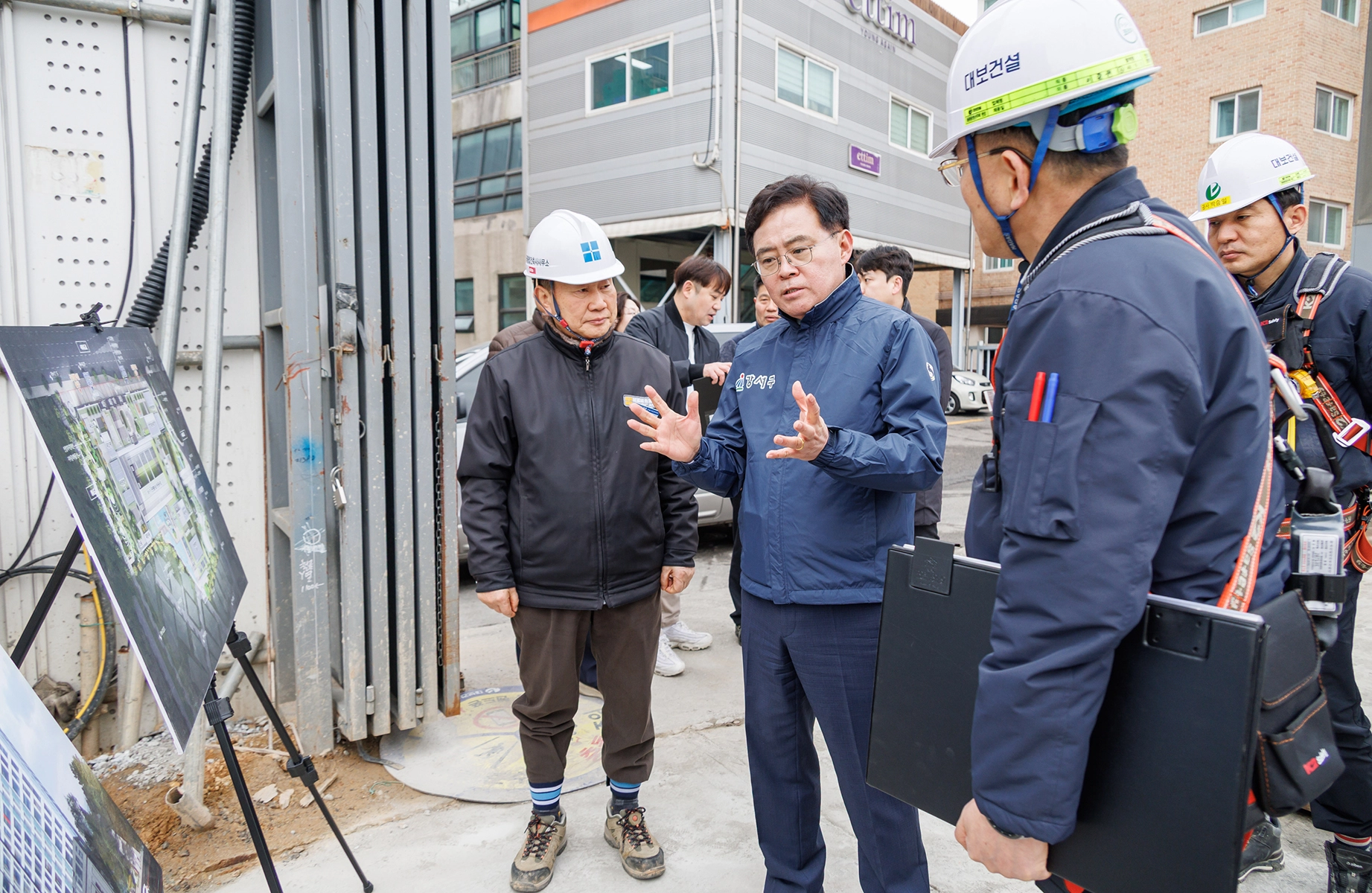 강서구, 역세권 청년주택 공사 현장  진교훈 서울 강서구청장(왼쪽 두번째)이 11일 등촌동 533-2 역세권 청년주택 공사 현장에서 사업 추진상황을 점검하고 있다. 
강서구 제공