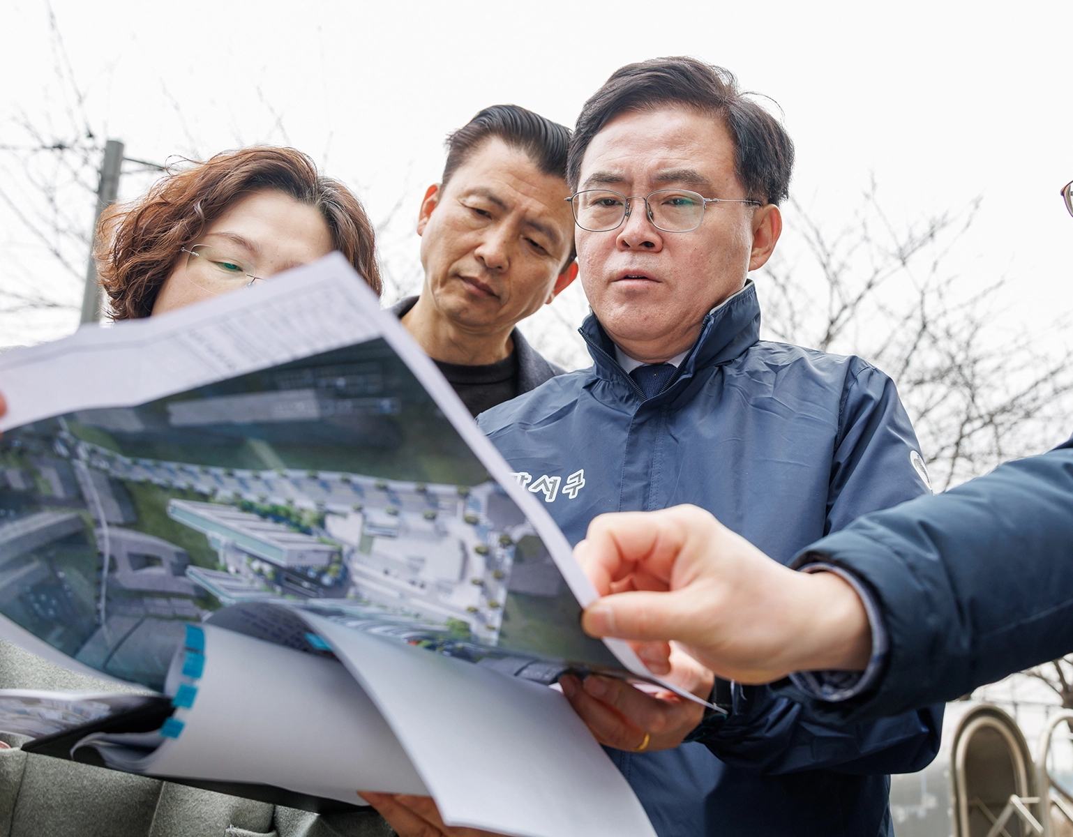 강서구 정비사업 현장 점검  진교훈 서울 강서구청장(오른쪽 첫번째)이 11일 정비사업 현장에서 주민들과 등촌부영아파트 리모델링 사업 현황에 대한 자료를 확인하고 있다. 
강서구 제공