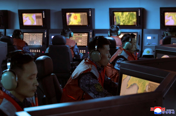 김정은 북한 국무위원장이 화상으로 참관한 가운데 지난 10일 구축함 최현호에서 순항미사일 시험발사를 진행했다고 조선중앙통신이 11일 보도했다. 이날 김 위원장의 딸 주애도 함께 화상으로 시험발사를 참관했다. 2026.3.11 평양 조선중앙통신=연합뉴스