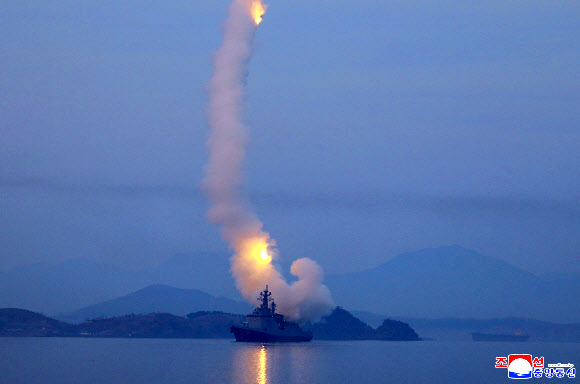 김정은 북한 국무위원장이 화상으로 참관한 가운데 지난 10일 구축함 최현호에서 순항미사일 시험발사를 진행했다고 조선중앙통신이 11일 보도했다. 이날 김 위원장의 딸 주애도 함께 화상으로 시험발사를 참관했다. 2026.3.11 평양 조선중앙통신=연합뉴스