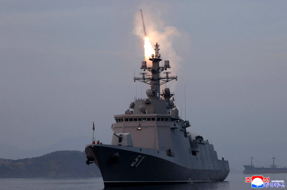 김정은 북한 국무위원장이 화상으로 참관한 가운데 지난 10일 구축함 최현호에서 순항미사일 시험발사를 진행했다고 조선중앙통신이 11일 보도했다. 이날 김 위원장의 딸 주애도 함께 화상으로 시험발사를 참관했다. 2026.3.11 평양 조선중앙통신=연합뉴스