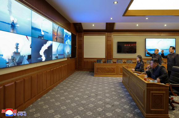 김정은 북한 국무위원장이 화상으로 참관한 가운데 지난 10일 구축함 최현호에서 순항미사일 시험발사를 진행했다고 조선중앙통신이 11일 보도했다. 이날 김 위원장의 딸 주애도 함께 화상으로 시험발사를 참관했다. 2026.3.11 평양 조선중앙통신=연합뉴스