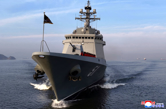 김정은 북한 국무위원장이 화상으로 참관한 가운데 지난 10일 구축함 최현호에서 순항미사일 시험발사를 진행했다고 조선중앙통신이 11일 보도했다. 이날 김 위원장의 딸 주애도 함께 화상으로 시험발사를 참관했다. 2026.3.11 평양 조선중앙통신=연합뉴스