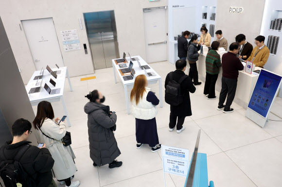 삼성전자의 스마트폰 ‘갤럭시 S26 시리즈’가 공식 출시된 11일 서울 서초구 삼성 강남 매장에서 구매자들이 줄을 서 있다. 2026.3.11 연합뉴스