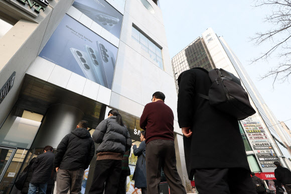 삼성전자의 스마트폰 ‘갤럭시 S26 시리즈’가 공식 출시된 11일 서울 서초구 삼성 강남 매장에서 구매자들이 줄을 서 있다. 2026.3.11 연합뉴스