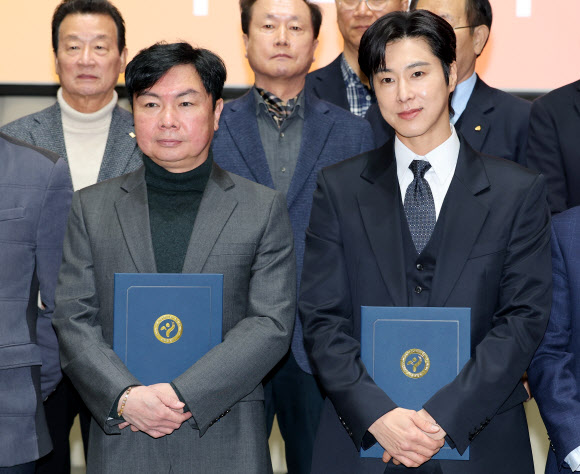 모범납세 표창 받은 임원희-유노윤호