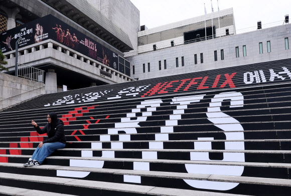 BTS 공연 홍보물 설치된 세종문화회관 계단