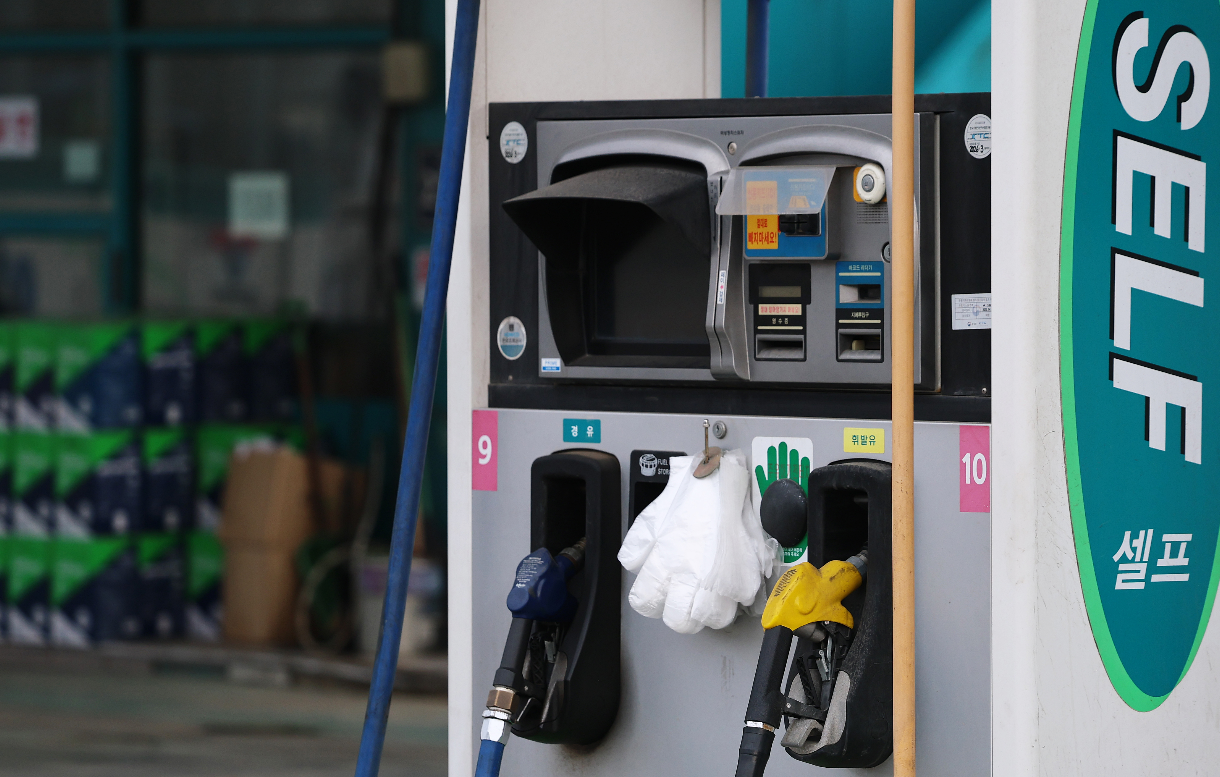 중동 사태로 국제 유가가 요동치는 가운데 11일 기름값 폭등으로 영업포기를 선언한 경기 시흥의 한 주유소 주유기에 불이 꺼져 있다. 평소 지역에서 가장 저렴하기로 유명세를 탔던 이 주유소는 유가 폭등에 따른 비용 부담으로 지난 5일부터 영업을 중단했다. 2026.3.11. 뉴스1