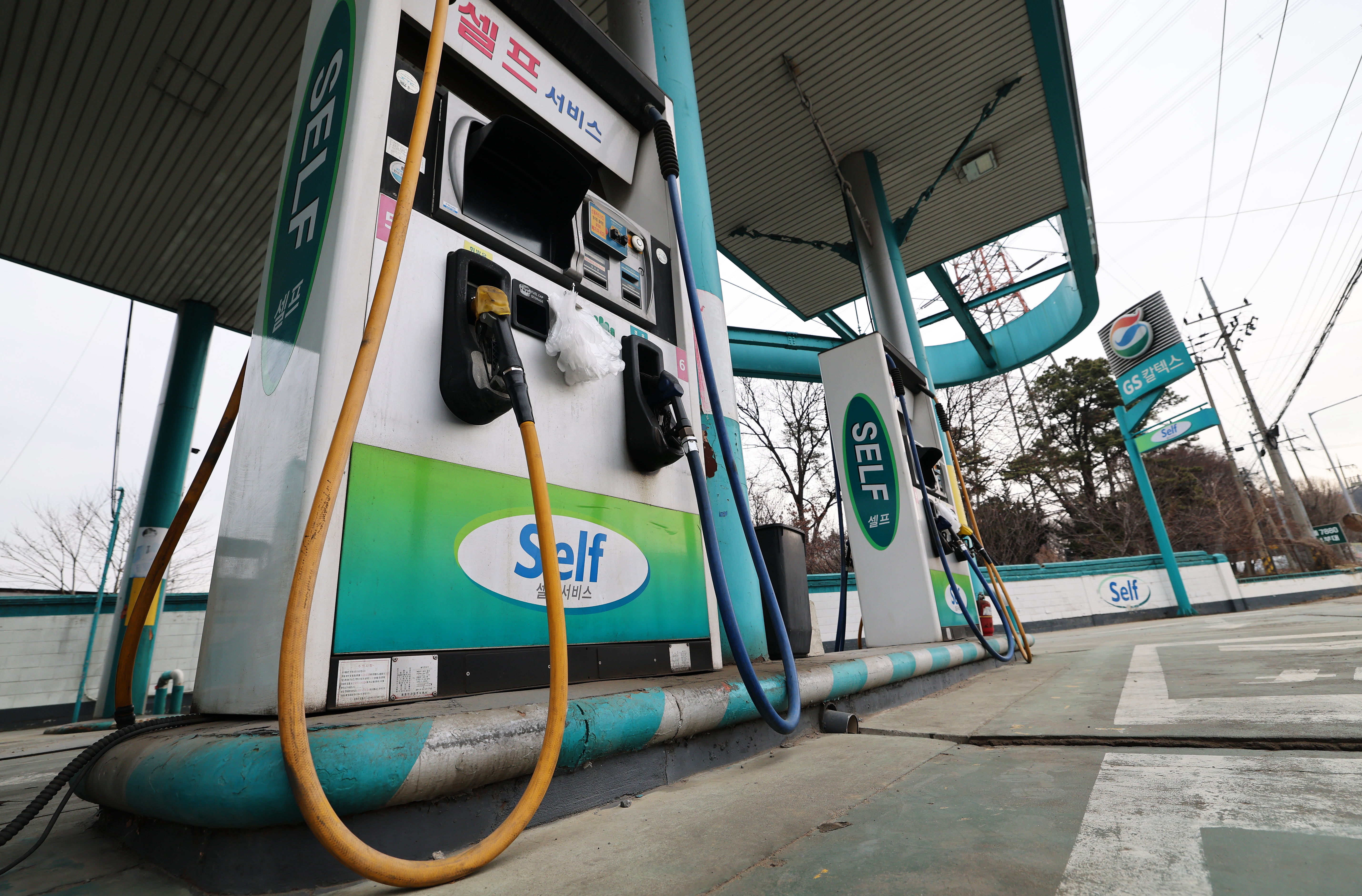 중동 사태로 국제 유가가 요동치는 가운데 11일 기름값 폭등으로 영업포기를 선언한 경기 시흥의 한 주유소가 한산한 모습을 보이고 있다.  평소 지역에서 가장 저렴하기로 유명세를 탔던 이 주유소는 유가 폭등에 따른 비용 부담으로 지난 5일부터 영업을 중단했다.  2026.3.11. 뉴스1