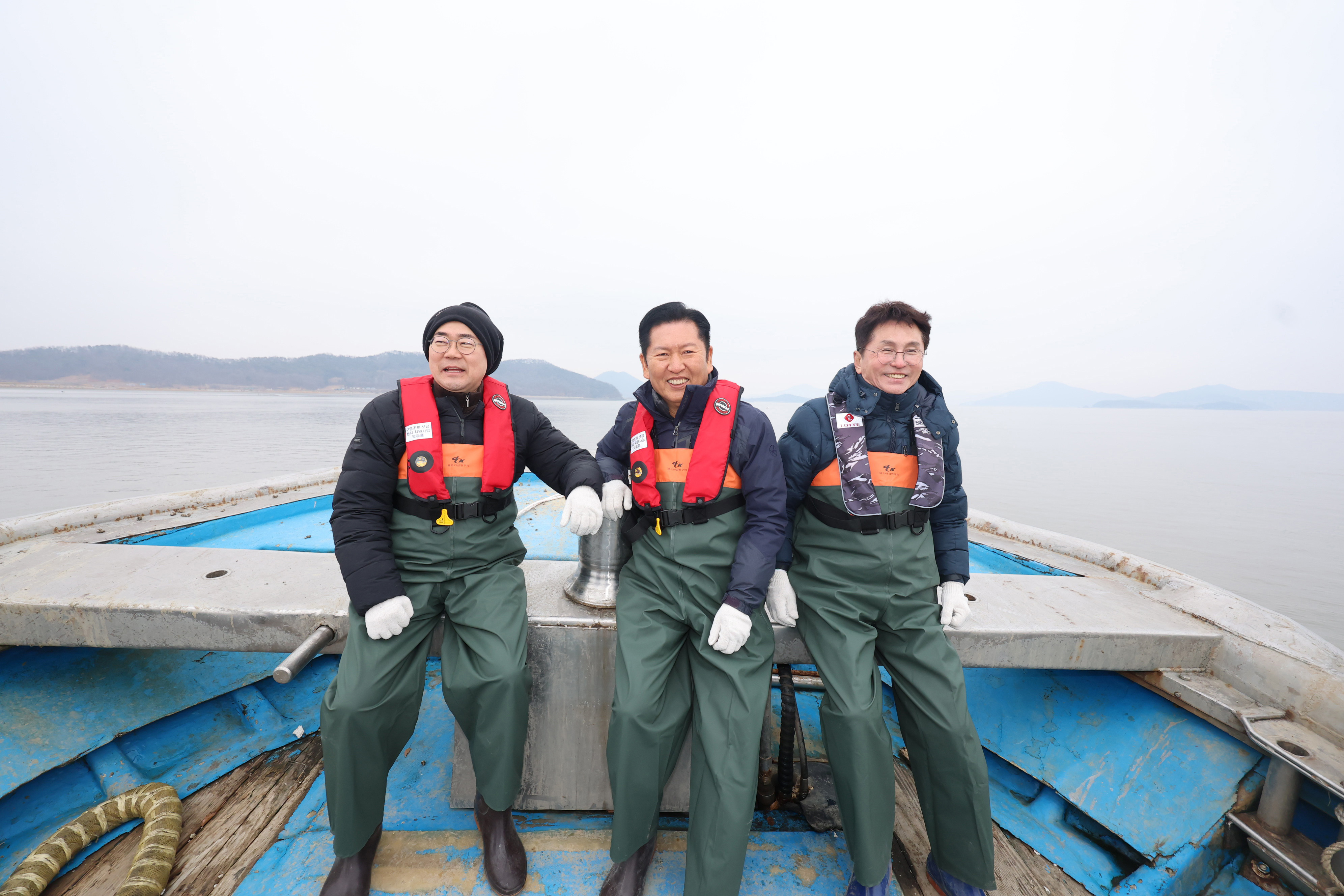 정청래 더불어민주당 대표(가운데)와 인천시장 후보인 박찬대 의원(왼쪽), 조택상 중구강화군웅진군 지역위원장이 11일 인천 강화군 교동도 죽산포구에서 조업을 나가고 있다. 2026.3.11. 뉴스1