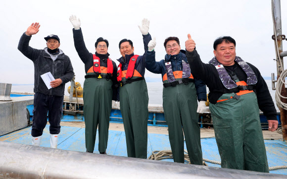 11일 인천 강화군 교동도 죽산포구에서 더불어민주당 정청래 대표, 인천시장 후보인 박찬대 의원, 조택상 중구강화군웅진군 지역위원장이 새우잡이 배를 타고 손을 흔들고 있다. 2026.3.11 [공동취재] 연합뉴스