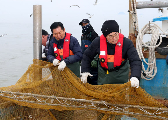 11일 인천 강화군 서검도 앞바다 조업한계선 근처 괴리어장에서 더불어민주당 정청래 대표와 인천시장 후보인 박찬대 의원이 새우잡이 조업 현장 체험을 하고 있다. 2026.3.11 [공동취재] 연합뉴스