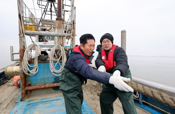 11일 인천 강화군 서검도 앞바다 조업한계선 근처 괴리어장에서 더불어민주당 정청래 대표와 인천시장 후보인 박찬대 의원이 새우잡이 조업 현장 체험을 하고 있다. 2026.3.11 [공동취재] 연합뉴스
