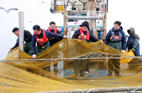 11일 인천 강화군 서검도 앞바다 조업한계선 근처 괴리어장에서 더불어민주당 정청래 대표와 인천시장 후보인 박찬대 의원이 새우잡이 조업 현장 체험을 하고 있다. 2026.3.11 [공동취재] 연합뉴스