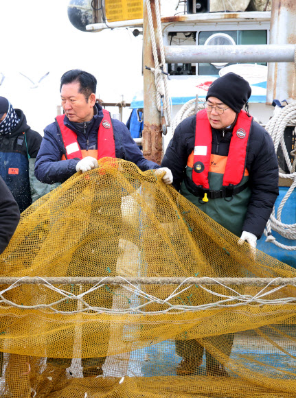 11일 인천 강화군 서검도 앞바다 조업한계선 근처 괴리어장에서 더불어민주당 정청래 대표와 인천시장 후보인 박찬대 의원이 새우잡이 조업 현장 체험을 하고 있다. 2026.3.11 [공동취재] 연합뉴스