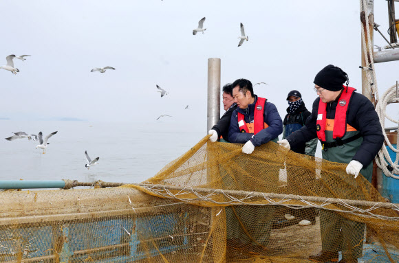 11일 인천 강화군 서검도 앞바다 조업한계선 근처 괴리어장에서 더불어민주당 정청래 대표와 인천시장 후보인 박찬대 의원이 새우잡이 조업 현장 체험을 하고 있다. 2026.3.11 [공동취재] 연합뉴스
