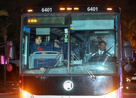 WBC 8강에 진출한 한국대표팀의 류현진과 박동원 등 선수단이 탑승한 버스가 11일(현지시간) 미국 플로리다주 마이애미의 한 호텔에 도착하고 있다. 2026.3.11 연합뉴스