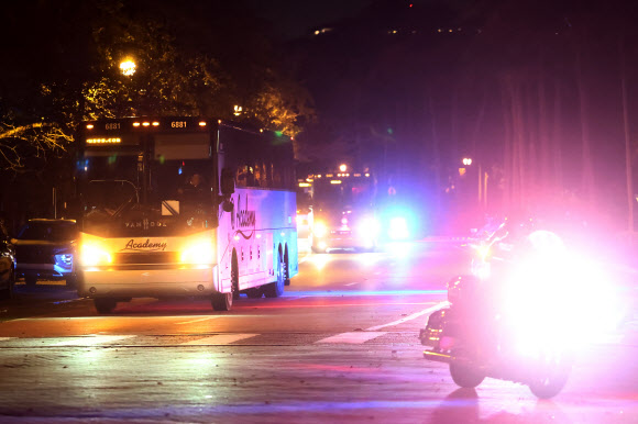 WBC 8강에 진출한 한국대표팀이 탑승한 버스가 11일(현지시간) 미국 플로리다 마이애미의 한 호텔에 도착하고 있다. 2025.3.11 연합뉴스