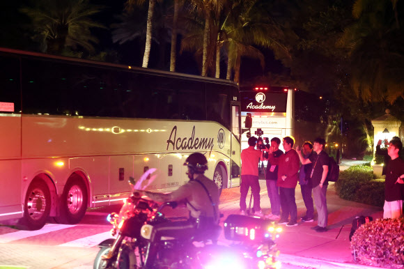 WBC 8강에 진출한 한국대표팀이 탑승한 버스가 11일(현지시간) 미국 플로리다 마이애미의 한 호텔에 도착하고 있다. 2025.3. 11 연합뉴스