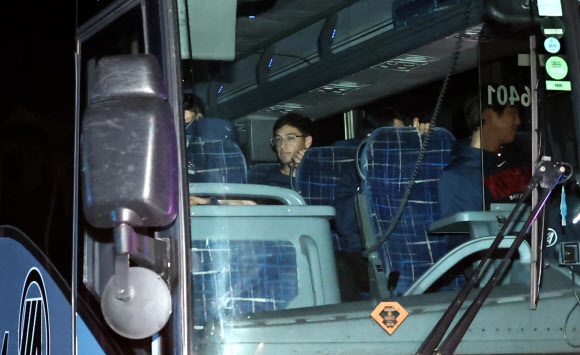 WBC 8강에 진출한 한국대표팀이 탑승한 버스가 11일(현지시간) 미국 플로리다주 마이애미의 한 호텔에 도착하고 있다. 2026.3.11 연합뉴스