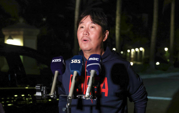 류지현 한국야구대표팀 감독이 11일(현지시간) 미국 플로리다 마이애미의 한 호텔에 도착해 취재진과 인터뷰를 하고 있다. 2025.3.11 연합뉴스