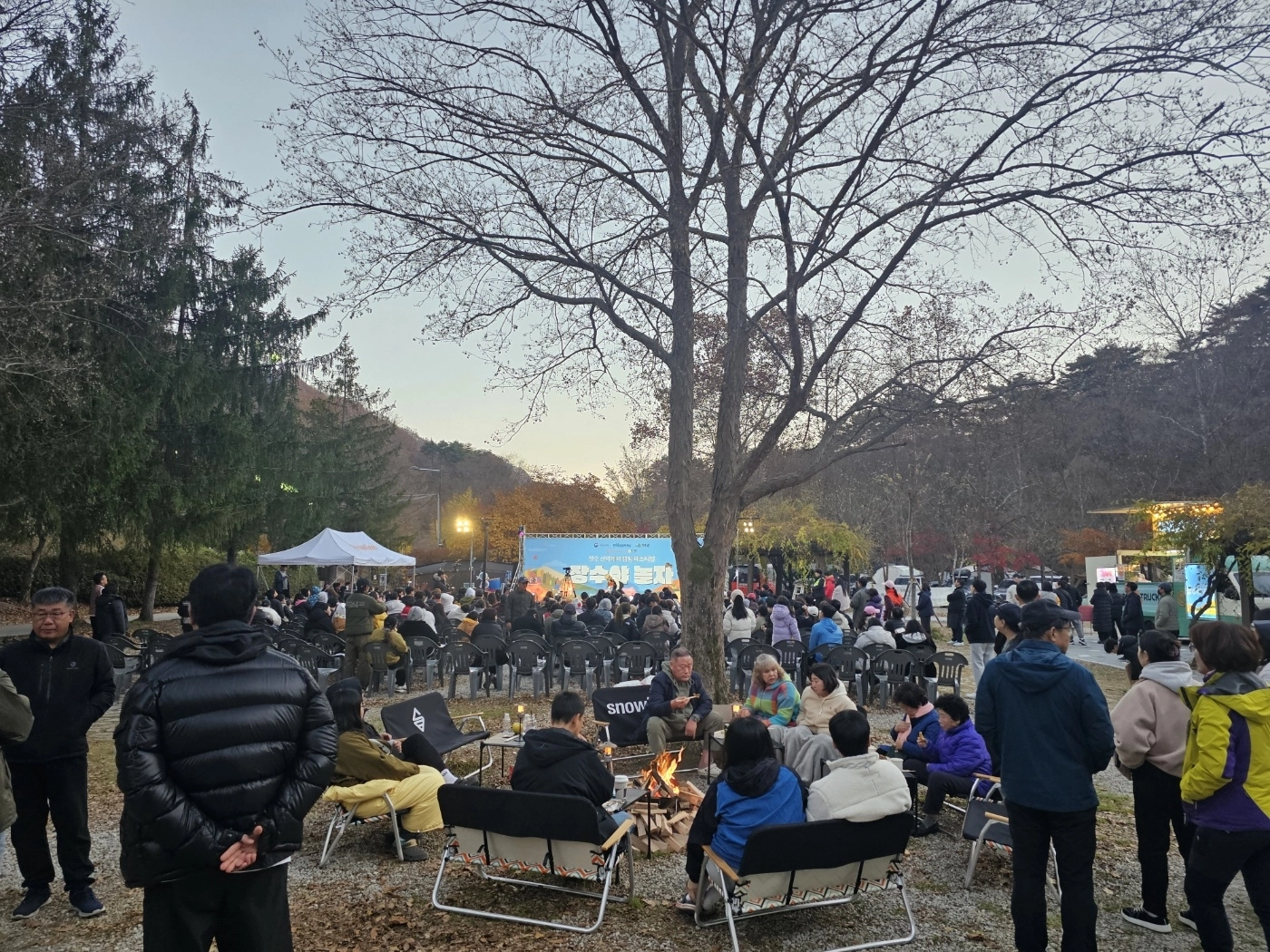 캠핑족들이 지난해 11월 장수 방화동자연휴양림에서 개최된 장수 산악 레저 ‘캠핑 페스티벌’에서 모닥불을 쬐며 즐기는 모습.
장수군 제공
