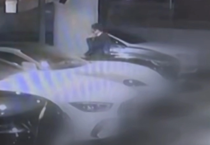 배우 이재룡이 지난 6일 서울 강남구의 한 건물 주차장에서 자친의 차량 운전석에 탑승하는 모습이 폐쇄회로(CC)TV에 포착됐다. 자료 : 채널A