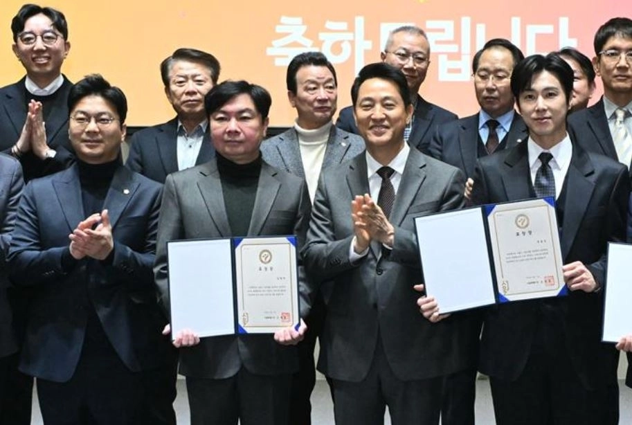 서울시의회 장태용 행정자치위원장(앞줄 맨 왼쪽)이 지난 11일 오전 서울시청에서 열린 ‘2026년 유공납세자 표창장 수여식’에 참석해 오세훈 서울시장과 함께 이날 표창을 받은 배우 임원희, 가수 유노윤호와 기념촬영을 하고 있다.