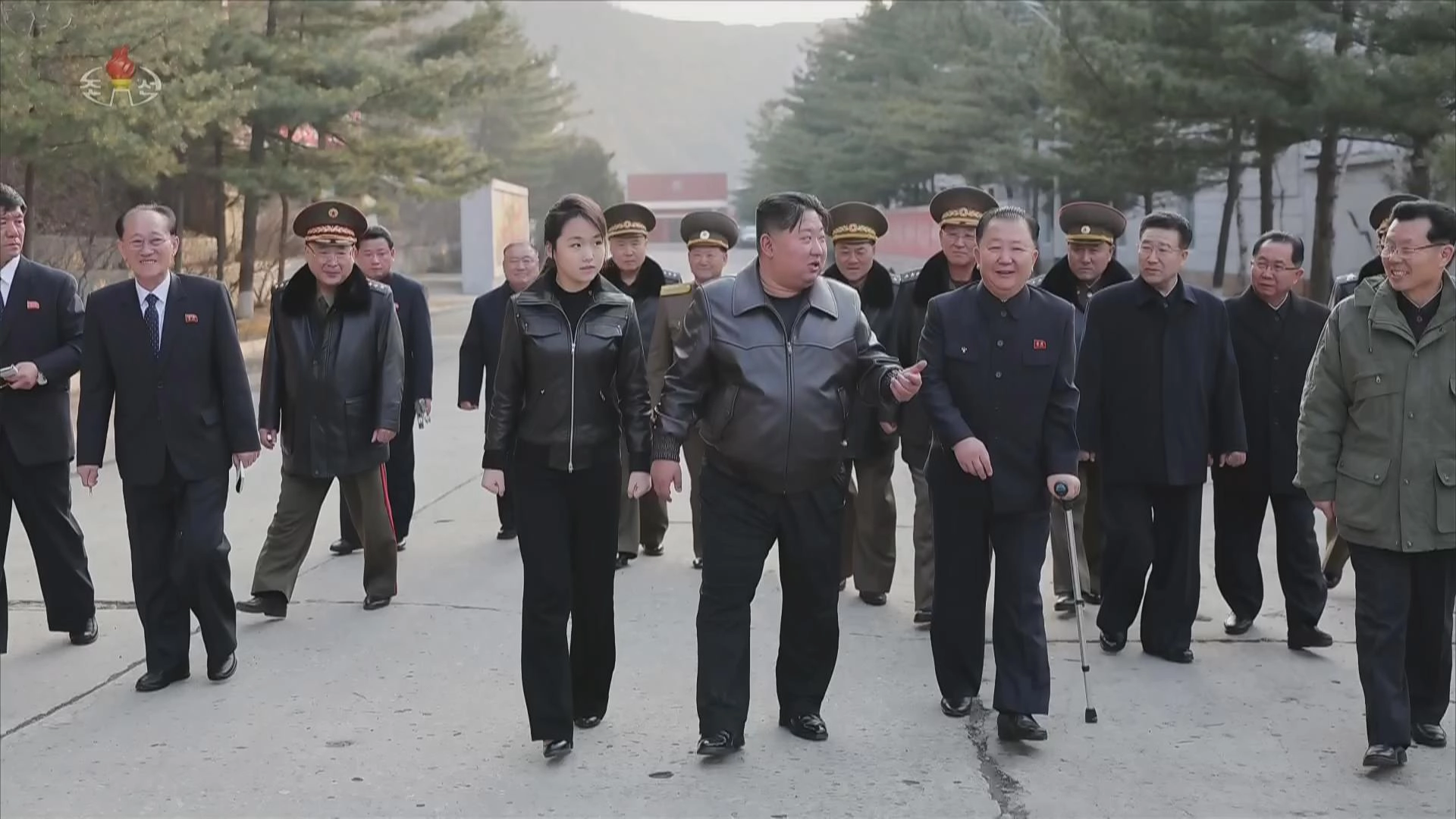 가죽자켓 입은 김정은-김주애  북한 조선중앙TV는 김정은 국무위원장이 딸 주애와 함께 지난 11일 제2경제위원회 산하 중요군수공장을 찾아 신형 권총을 사격하고 현지 지도를 했다고 12일 보도했다. 사진=조선중앙TV 캡처 2026.03.12. 뉴시스