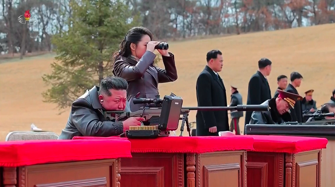 저격무기사격하는 김정은  김정은 북한 국무위원장이 지난 27일 당중앙위원회 본부에서 주요 지도간부들과 군사지휘관들을 만나 신형저격수보총을 선물한 뒤 지도간부들과 사격장에서 저격무기사격도 실시했다고 북한 조선중앙TV가 28일 보도했다.
이날 북한은 김 위원장의 딸 김주애가 소총을 조준 사격하는 모습도 이례적으로 공개했다.  사진=조선중앙TV 캡처) 2026.02.28. 뉴시스