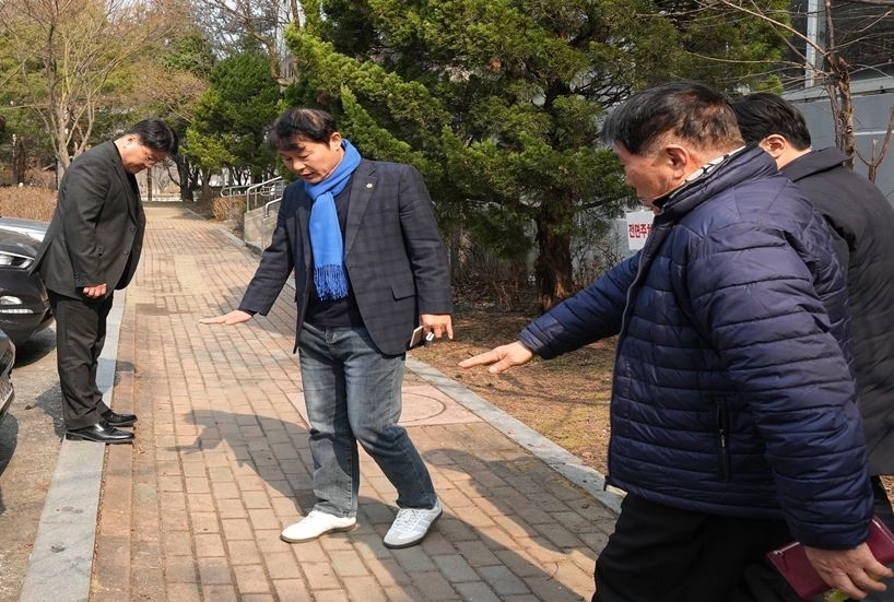 하남시의회 정병용 부의장이 지난 11일 공동주택 주거환경개선을 위해 꽃뫼마을1단지아파트를 방문하여 입차인대표와 LH, 시 관계부서와 현장점검을 실시하고 있다. 정병용 부의장실 제공